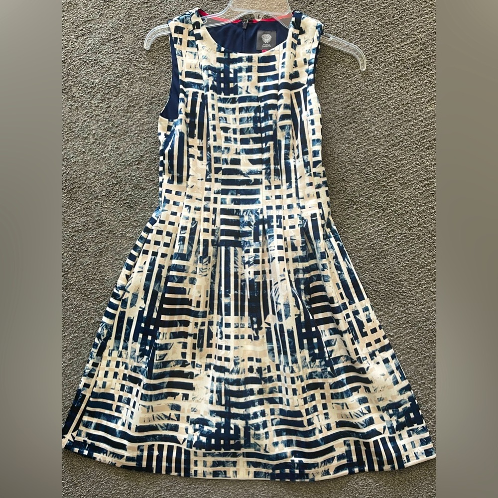 Vince Camuto Dress size 2 with pockets!